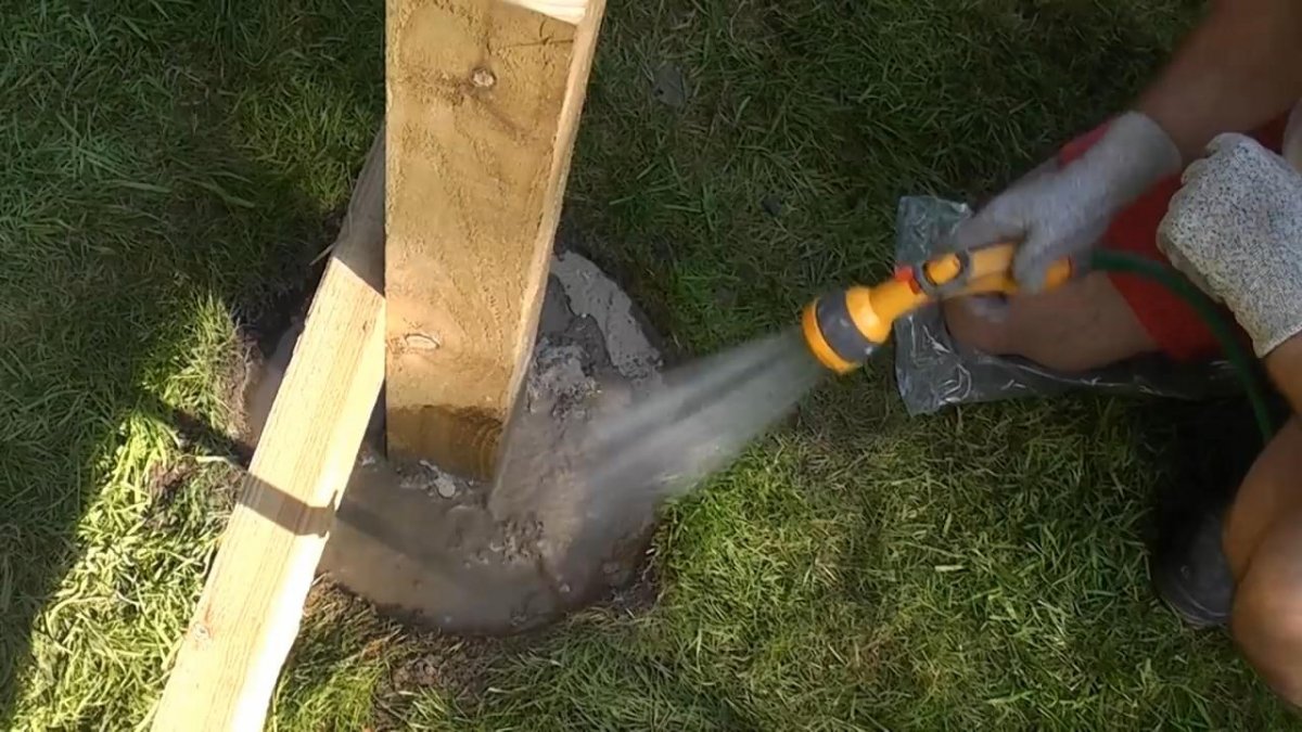 Как быстро установить деревянные столбы