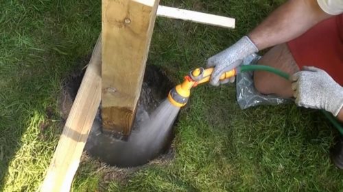 Как быстро установить деревянные столбы