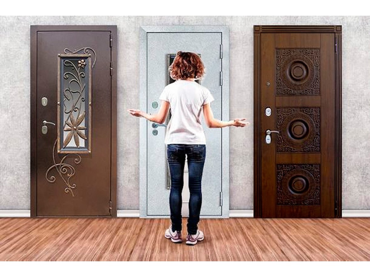 Как выбрать входную дверь в квартиру металлическую. Входная дверь. Дверь входная металлическая. Креативная входная дверь. Железные двери в квартиру.